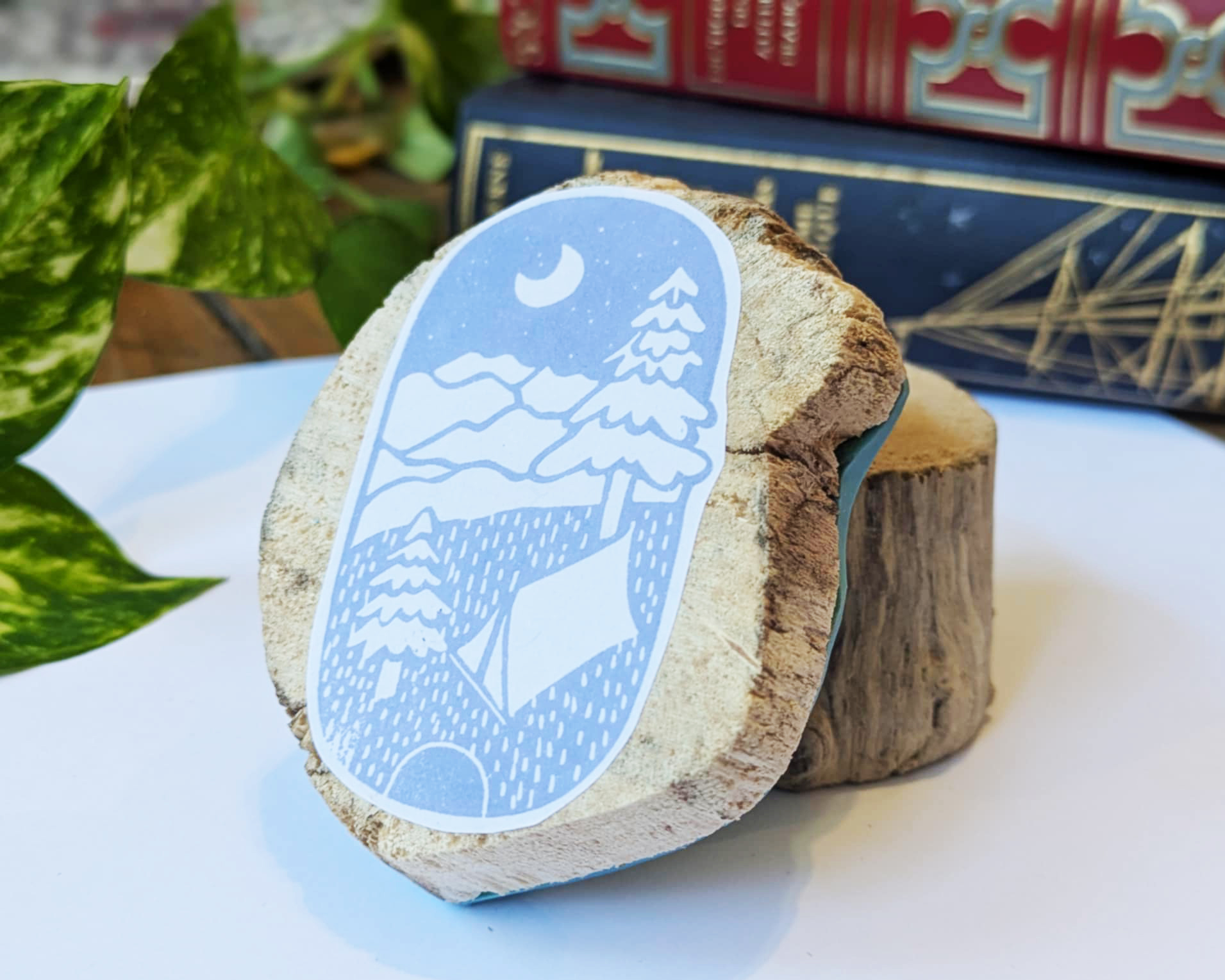 Tampon ex-libris « tente » personnalisable – Gravé à la main à Lyon sur bois flotté – Image 3